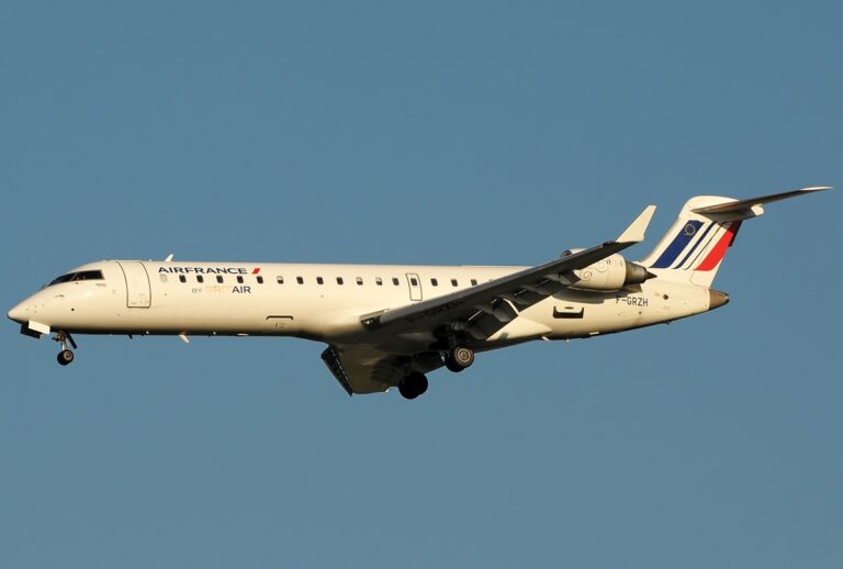 Bombardier CRJ-700 - Image 12