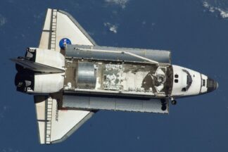 STS-123_Dextre&Kibo_ELM-PS_in_orbit_(cropped)