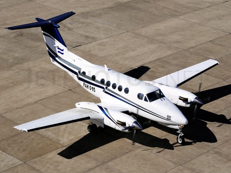 Beechcraft King Air 200 - Image 10