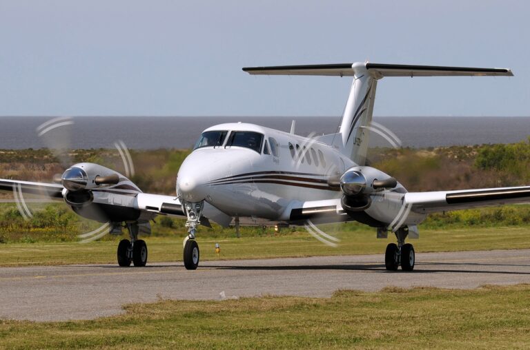 Beechcraft King Air 200 - Image 13