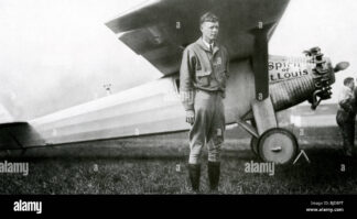 charles-lindbergh-american-aviator-1902-1974-with-his-ryan-monoplane-spirit-of-st-louis-BJDBPT