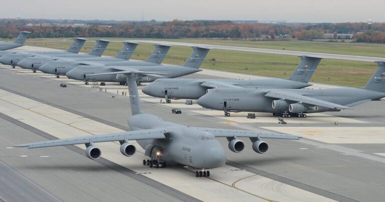 Lockheed C-5 Galaxy - Image 13