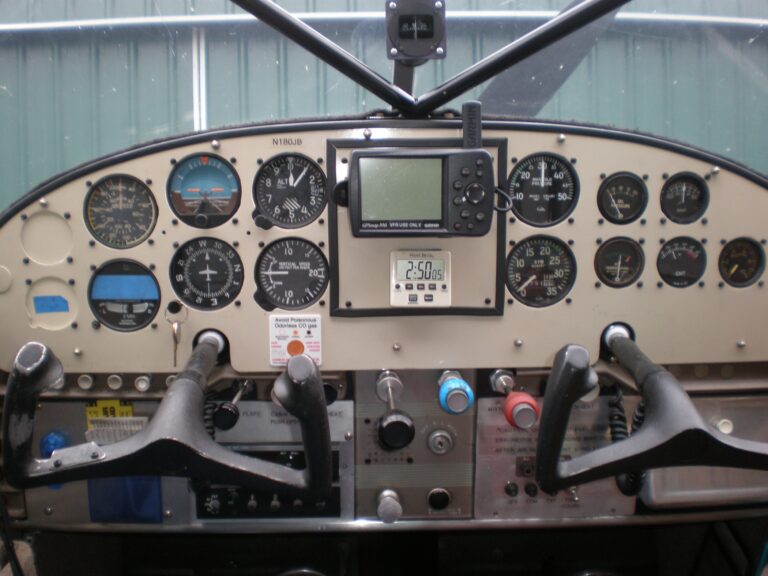 Cessna 180 Skywagon Float - Image 20