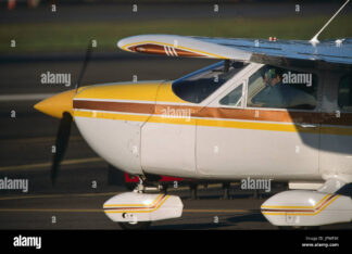cessna-177-cardinal-taxiing-with-undercarriage-wheel-spats-JPWE9K